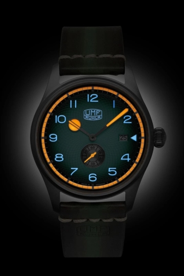 Preview: UMF Ruhla Herrenuhr Titan Saphirglas Datum Leder Grün 42mm 1134-4