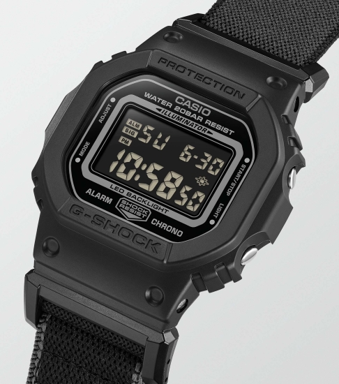 Preview: Casio G-SHOCK Herrenuhr Digital Schwarz Textilband DW-5600MNC-1ER