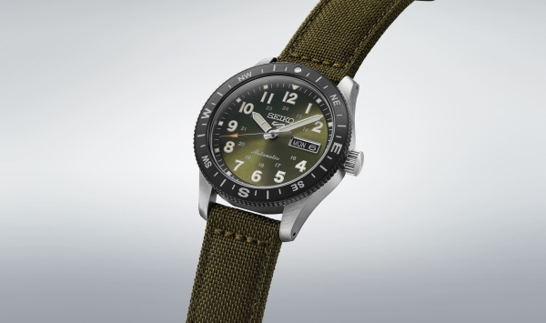 Seiko 5 Sports Field Herrenuhr Automatik Tag Datum Nylon Grün HDB008K1