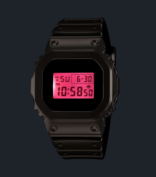 Casio G-SHOCK Metallic Herrenuhr Digital Silberfarben Rot GM-5600YRA-8ER